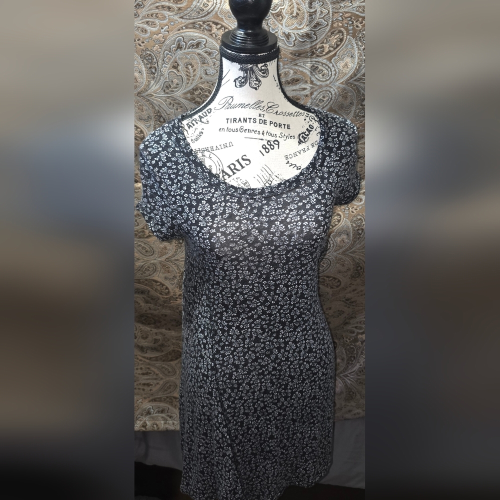 Scoop neck form fitting floral dress